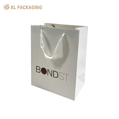 kaufen Hochwertige 250 g/m² dicke Kunstdruckpapier-Einkaufstaschen mit weißen Bandgriffen und individuellem CMYK-Druck für luxuriöse Geschenkverpackungen Online-Herstellung