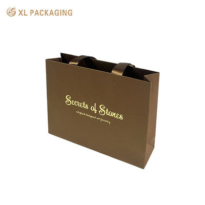 kaufen Custom Goldfolie Stamping Kraftpapier Geschenktasche mit Matte Satin Bandgriffe und verstärkte doppelte Falte Kante Online-Herstellung