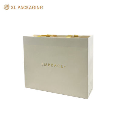 kaufen Premium Custom Goldfolie gestempelte Papier-Geschenktasche mit Satinbandgriffe und verstärktem Faltboden Online-Herstellung