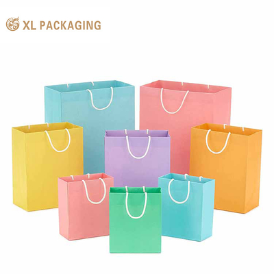 kaufen Luxus-Custom-Logo-Marke Großbekleidung Einkaufspapiertüten Kleidung Schuhen Recyclingverpackungen für Männer Frauen Papiertüten mit verdrehtem Papiergriff online manufacture