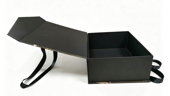 kaufen Hautpflege-Set Kleidung Verpackung Koffer Magnetverschlussbox mit Pantone-Druck Baumwollbandgriffe Online-Herstellung