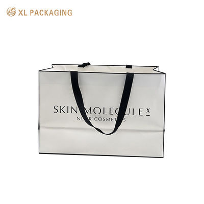 Luxus-Marken-Matte-weiß beschichtete Kunstpapier-Geschenktasche mit breitem schwarzen Gewebeband für den kosmetischen Einzelhandel
