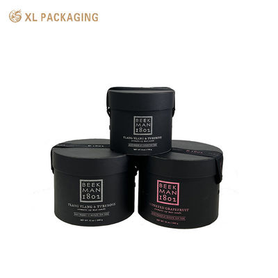 Luxuriöse schwarze Zylinderkerzenbox aus strukturiertem Papier mit elastischem Bandgriff und maßgeschneiderter Perlen-Schaumstoffeinlage