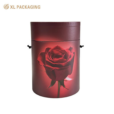 Luxuriöse Rosenblumen-Papierröhrenbox mit individuellem Rosenkunstwerk, schwarzem Seilgriff und burgunderroter, matter Oberfläche