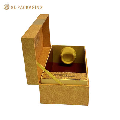 Schachtel für die Verpackung von Whisky mit abgeschnittenem Deckel, Band, Texturpapier und Samtbecher