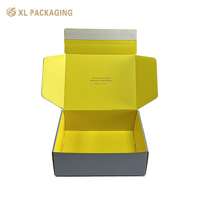 Custom gedruckte Wellpappen für Kosmetik. Luxuriöse graue und gelbe Versandboxen mit Logo. Einfacher Tränenstreifen für Schönheitsprodukte