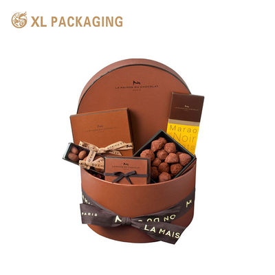 Runde Schokoladengeschenkbox im französischen Stil 2-teilig Braun zylindrische Verpackungstübe mit Goldfolie Logo & Satinband