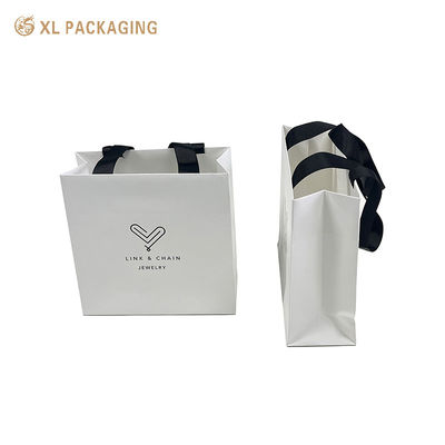 Weiße Kraft-Schmuckpapier-Geschenktaschen Recycelbare Papiertaschen mit schwarzen Bandgriffe für Schmuck