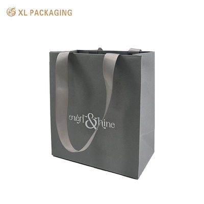 Luxuriöse Graupapier-Geschenktasche mit benutzerdefiniertem Logo, texturisiertem schwerem Karton und Gurtgriffe aus gestreiftem Stoff für Boutique-Verpackungen