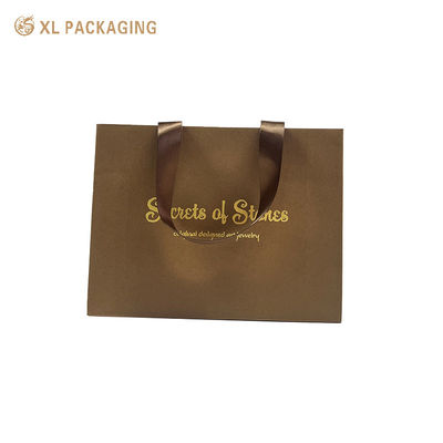 Luxus-Papier-Geschenkbeutel mit Goldfolie, warmem Stempel, breiten Satinbandgriffe und dreieckigem Klappboden