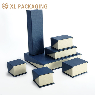 Perfekt für Hochzeitsgeschenke Hochzeitsfeiern Schmuckmarken Luxus Schmuck Verpackung mit individuellem Logo Geschenkboxen für Ohrringe Ringe Satin Innenraum Prägler Design stapelbares Tablett