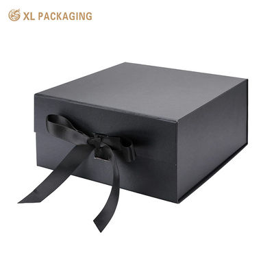 Schwarze Magnetgeschenkbox mit Bandverschluss -- umweltfreundlich.