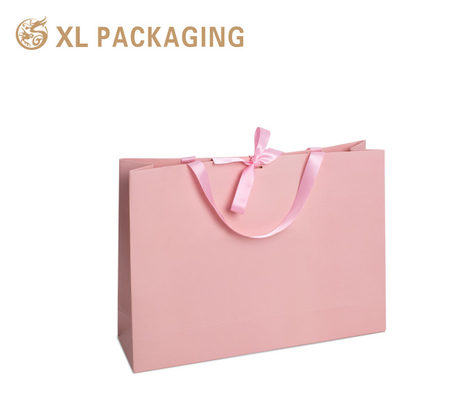 Luxuriöse rosa Boutique-Einkaufspapier-Geschenktasche 250G Gsm Karton Verpackungstaschen mit Ihrem eigenen Logo Druckgriff