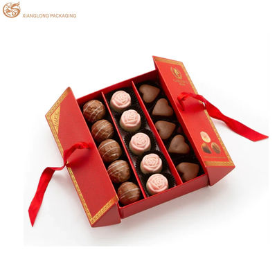 Pralinenschachtel aus weißem Karton mit Doppeltür, 350 g/m², mit Goldfolienprägung und Bandverschluss