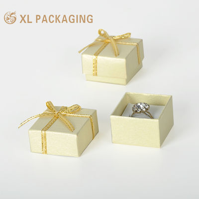 Custom 800g starre Schmuckgeschenk-Box mit weißem Samt-Einsatz und Gold-Kante Band Bogen für Ringe